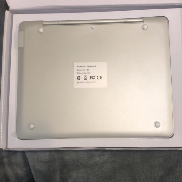 Bluetooth Keyboard & Power Bank - Picture 3 of 12